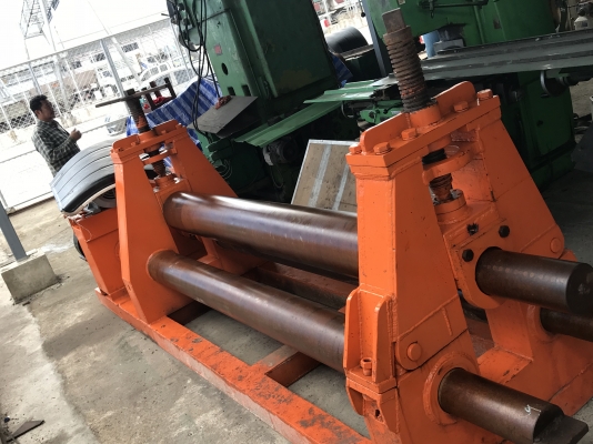 มาแล้วคับเครื่องม้วนเหล็กแผ่นสวยๆขนาดความยาว8ฟุตม้วนหนา12-16มิลเพลาตันลูกบน10"ลูกล่าง8"ตันหัวม้วนแป็ปได้ไฟ380vมอเตอร์20แรงม้ามี2เครื่องให้เลือกใช้ครับ