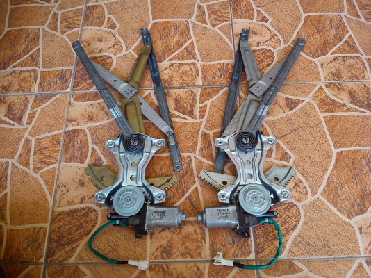 เฟืองยกกระจกไฟฟ้าคู่หน้า TOYOTA COROLLA AE111