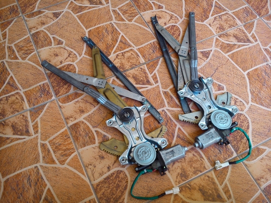 เฟืองยกกระจกไฟฟ้าคู่หน้า TOYOTA COROLLA AE111