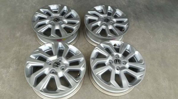 ขายล้อแม็กป้ายแดง Honda jazz 15"สนใจสอบถามได้ครับ ร้าน ก.เจริญการยาง 081-3747940
