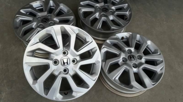 ขายล้อแม็กป้ายแดง Honda jazz 15"สนใจสอบถามได้ครับ ร้าน ก.เจริญการยาง 081-3747940