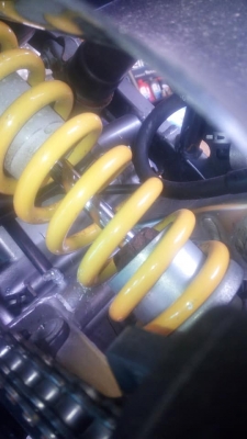 วันนี้ขอนำเสนอDJBEL 250XCปี2002-3ประมาณสภาพน้องๆป้ายแดง. สตาด2ระบบ เก่ายุ่นยังไม่ผ่านมือชายไทย อัดของแต่งเข้าไปเช่น ยางหุ้มโช๊คหน้าโปรกิ๊ฟ ตะแกรงหลังมิเนียม กาดโช๊คหน้า กาดแฮน ฯลฯ รถใสๆสตาด2ระบบไฟหน้าสว่างมากๆ ของเหลวใหม่/_ไส้กรองใหม่/_แบตใหม่ ขับตรึงดีมา