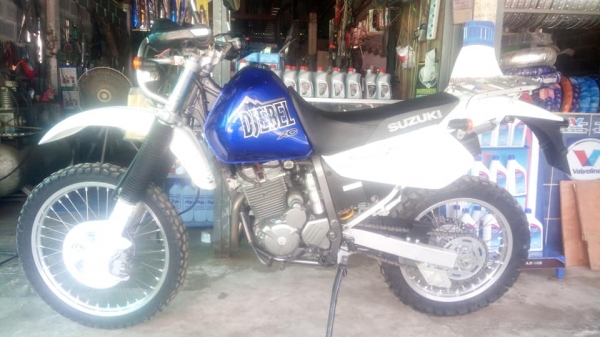 วันนี้ขอนำเสนอDJBEL 250XCปี2002-3ประมาณสภาพน้องๆป้ายแดง. สตาด2ระบบ เก่ายุ่นยังไม่ผ่านมือชายไทย อัดของแต่งเข้าไปเช่น ยางหุ้มโช๊คหน้าโปรกิ๊ฟ ตะแกรงหลังมิเนียม กาดโช๊คหน้า กาดแฮน ฯลฯ รถใสๆสตาด2ระบบไฟหน้าสว่างมากๆ ของเหลวใหม่/_ไส้กรองใหม่/_แบตใหม่ ขับตรึงดีมา