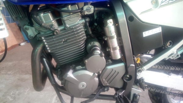 วันนี้ขอนำเสนอDJBEL 250XCปี2002-3ประมาณสภาพน้องๆป้ายแดง. สตาด2ระบบ เก่ายุ่นยังไม่ผ่านมือชายไทย อัดของแต่งเข้าไปเช่น ยางหุ้มโช๊คหน้าโปรกิ๊ฟ ตะแกรงหลังมิเนียม กาดโช๊คหน้า กาดแฮน ฯลฯ รถใสๆสตาด2ระบบไฟหน้าสว่างมากๆ ของเหลวใหม่/_ไส้กรองใหม่/_แบตใหม่ ขับตรึงดีมา