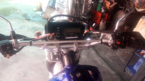 วันนี้ขอนำเสนอDJBEL 250XCปี2002-3ประมาณสภาพน้องๆป้ายแดง. สตาด2ระบบ เก่ายุ่นยังไม่ผ่านมือชายไทย อัดของแต่งเข้าไปเช่น ยางหุ้มโช๊คหน้าโปรกิ๊ฟ ตะแกรงหลังมิเนียม กาดโช๊คหน้า กาดแฮน ฯลฯ รถใสๆสตาด2ระบบไฟหน้าสว่างมากๆ ของเหลวใหม่/_ไส้กรองใหม่/_แบตใหม่ ขับตรึงดีมา