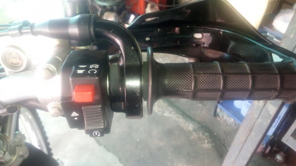 วันนี้ขอนำเสนอDJBEL 250XCปี2002-3ประมาณสภาพน้องๆป้ายแดง. สตาด2ระบบ เก่ายุ่นยังไม่ผ่านมือชายไทย อัดของแต่งเข้าไปเช่น ยางหุ้มโช๊คหน้าโปรกิ๊ฟ ตะแกรงหลังมิเนียม กาดโช๊คหน้า กาดแฮน ฯลฯ รถใสๆสตาด2ระบบไฟหน้าสว่างมากๆ ของเหลวใหม่/_ไส้กรองใหม่/_แบตใหม่ ขับตรึงดีมา