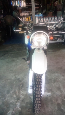 วันนี้ขอนำเสนอDJBEL 250XCปี2002-3ประมาณสภาพน้องๆป้ายแดง. สตาด2ระบบ เก่ายุ่นยังไม่ผ่านมือชายไทย อัดของแต่งเข้าไปเช่น ยางหุ้มโช๊คหน้าโปรกิ๊ฟ ตะแกรงหลังมิเนียม กาดโช๊คหน้า กาดแฮน ฯลฯ รถใสๆสตาด2ระบบไฟหน้าสว่างมากๆ ของเหลวใหม่/_ไส้กรองใหม่/_แบตใหม่ ขับตรึงดีมา