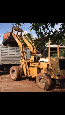 รถตักล้อยาง ยี่ห้อ KOMATSU SD25 ตักใส่รถ 10 ล้อที่ไม่ต่อรั้วได้