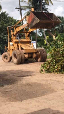 รถตักล้อยาง ยี่ห้อ KOMATSU SD25 ตักใส่รถ 10 ล้อที่ไม่ต่อรั้วได้