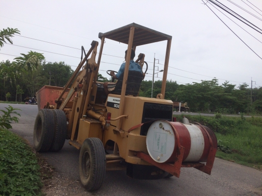 รถตักล้อยาง ยี่ห้อ KOMATSU SD25 ตักใส่รถ 10 ล้อที่ไม่ต่อรั้วได้