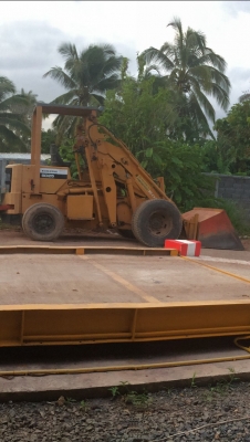 รถตักล้อยาง ยี่ห้อ KOMATSU SD25 ตักใส่รถ 10 ล้อที่ไม่ต่อรั้วได้