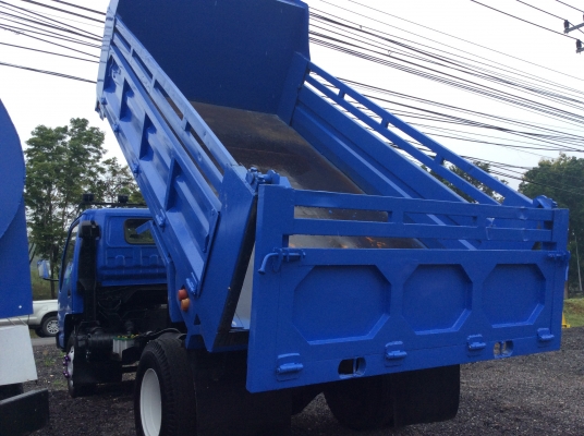 รถบรรทุกดั้ม 6 ล้อ ISUZU NPR 135 แรง