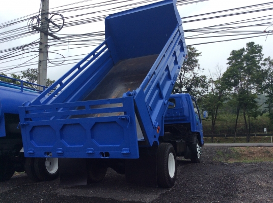 รถบรรทุกดั้ม 6 ล้อ ISUZU NPR 135 แรง