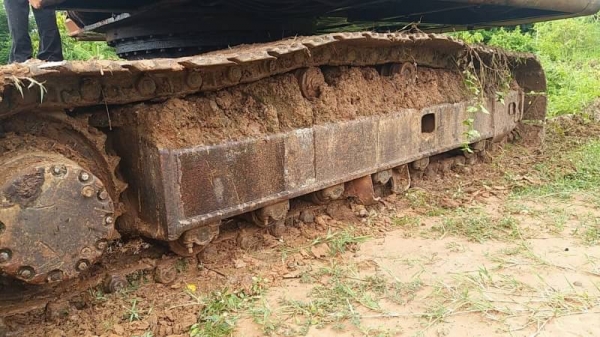 ขาย 395,000 HITACHI EX 200-1 เครื่องเดิมดี ปั้มเดิมแรง เอวมีขยับนิดๆๆ โซ่พอใช้ รอนเลอร์ดี เล่มทะเบียน รถอยู่ ขอนแก่น  090-772-3710 090-772-3708