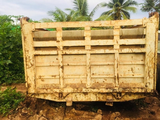 กระบะดั้มสามมิตร