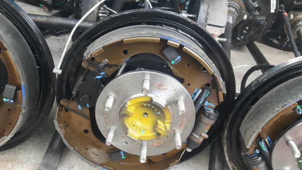 ขายเพลาข้าง6น็อตของใหม่ ใส่ล้อปิกอัพลูกปืนใหญ่ครับทนทานมากเอาไปทำเทเลอร์ลากเรือหรือเอาไปทำรถอีแต๋น ขายเส้นล่ะ 1100 บาท