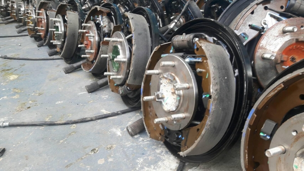 ขายเพลาข้าง6น็อตของใหม่ ใส่ล้อปิกอัพลูกปืนใหญ่ครับทนทานมากเอาไปทำเทเลอร์ลากเรือหรือเอาไปทำรถอีแต๋น ขายเส้นล่ะ 1100 บาท