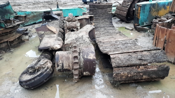 แบคโฮkobelco mark2รื้อขายอะไหล่ครับ