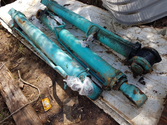 แบคโฮkobelco mark2รื้อขายอะไหล่ครับ