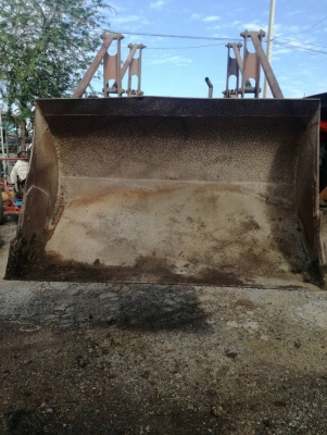 รถตักดินเครื่องหกล้อพร้อมใช้งาน