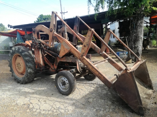 รถตักดินเครื่องหกล้อพร้อมใช้งาน