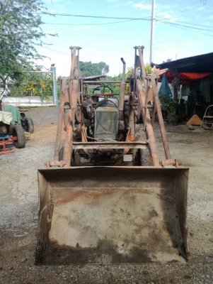 รถตักดินเครื่องหกล้อพร้อมใช้งาน