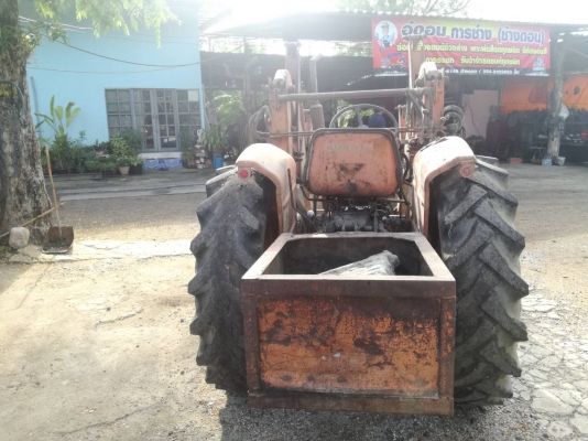 รถตักดินเครื่องหกล้อพร้อมใช้งาน