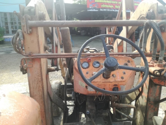 รถตักดินเครื่องหกล้อพร้อมใช้งาน