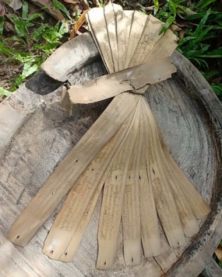 ใบลานเก่า จารอักขระโบราณทางธรรมะ ทีละตัว ซึ่งผู้ขายก็อ่านไม่ออก เป็นของเก่าโบราณที่น่าสะสมเพื่อความเป็นสิริมงคล