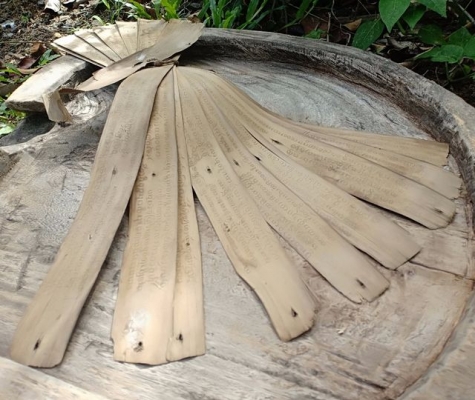 ใบลานเก่า จารอักขระโบราณทางธรรมะ ทีละตัว ซึ่งผู้ขายก็อ่านไม่ออก เป็นของเก่าโบราณที่น่าสะสมเพื่อความเป็นสิริมงคล