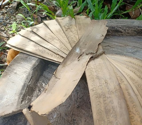 ใบลานเก่า จารอักขระโบราณทางธรรมะ ทีละตัว ซึ่งผู้ขายก็อ่านไม่ออก เป็นของเก่าโบราณที่น่าสะสมเพื่อความเป็นสิริมงคล
