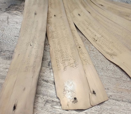 ใบลานเก่า จารอักขระโบราณทางธรรมะ ทีละตัว ซึ่งผู้ขายก็อ่านไม่ออก เป็นของเก่าโบราณที่น่าสะสมเพื่อความเป็นสิริมงคล