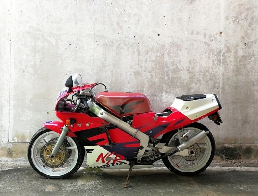 Nsr250 รถจอดไว้นาน เครื่องกดลงไฟมา Nsr250 รถจอดไว้นาน เครื่องกดลงไฟมา