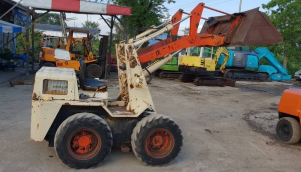 ขายด่วน135,000รถตักยกโคมัสซูSK07ตักยก0.7ตันคิวยกสูง2.5เมตรรถขับเคลื่อน4ล้อระบบเกียทอกรถนอกเพื่งนำเข้ามายังไม่เคยใช้งานในเมืองไทยเลย