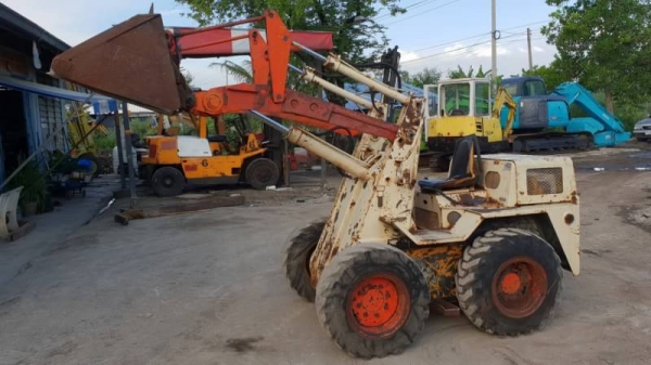 ขายด่วน135,000รถตักยกโคมัสซูSK07ตักยก0.7ตันคิวยกสูง2.5เมตรรถขับเคลื่อน4ล้อระบบเกียทอกรถนอกเพื่งนำเข้ามายังไม่เคยใช้งานในเมืองไทยเลย