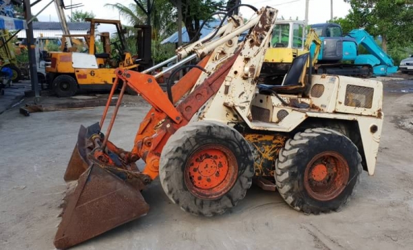 ขายด่วน135,000รถตักยกโคมัสซูSK07ตักยก0.7ตันคิวยกสูง2.5เมตรรถขับเคลื่อน4ล้อระบบเกียทอกรถนอกเพื่งนำเข้ามายังไม่เคยใช้งานในเมืองไทยเลย