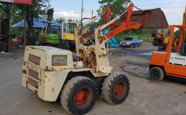 ขายด่วน135,000รถตักยกโคมัสซูSK07ตักยก0.7ตันคิวยกสูง2.5เมตรรถขับเคลื่อน4ล้อระบบเกียทอกรถนอกเพื่งนำเข้ามายังไม่เคยใช้งานในเมืองไทยเลย