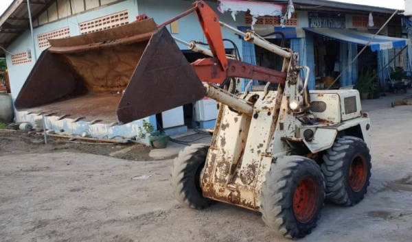 ขายด่วน135,000รถตักยกโคมัสซูSK07ตักยก0.7ตันคิวยกสูง2.5เมตรรถขับเคลื่อน4ล้อระบบเกียทอกรถนอกเพื่งนำเข้ามายังไม่เคยใช้งานในเมืองไทยเลย