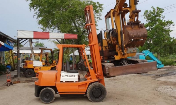 ขายด่วน175,000บาทรถยกดีเซลTOYOTA4FD30ยก3ตันเสาสูง4.7เมตรรถนอกนำเข้ายังไม่เคยใช้งานในเมืองไทยเลย