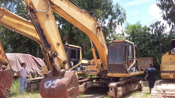 ขายตัดแยกอะใหล่คับ / CAT 320V1 สนใจอะใหล่ชิ้นใหนโทรสอบถามได้ครับ