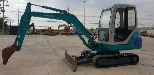 รถแบคโฮ  Komatsu จากญี่ปุ่น PC30-7 ใบมีดปรับได้6ทิศทาง  ไม่เคยใช้ในไทย