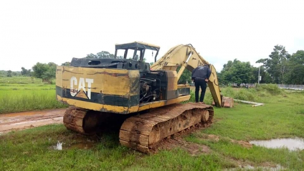 ขายด่วน แม็คโคร CAT E200B สภาพพร้อมใช้งาน เครื่องปั้มดี โซ่หนา บอดี้ไม่สวย สนใจสอบถาม  093 0764943 คุณ ตั้ม