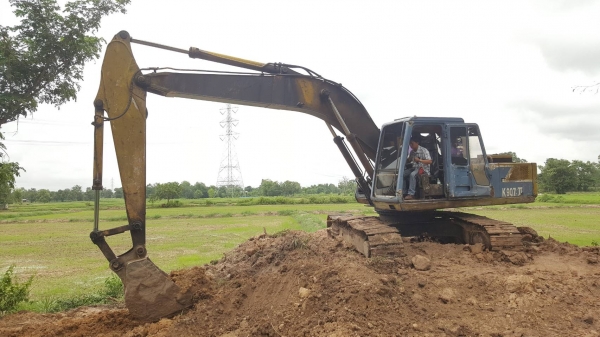 ขายยกคู่ แบคโฮ KOBELCO SK200 907 II เอกสารใบอินวอยซ์ ขายพร้อมเทนเลอร์ท้ายลาด 10 NISSAN เพลาเดียว เครื่อง PD6 230 แรงม้า มีทะเบียน