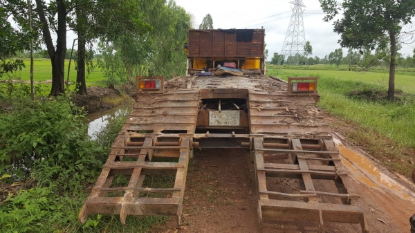 ขายยกคู่ แบคโฮ KOBELCO SK200 907 II เอกสารใบอินวอยซ์ ขายพร้อมเทนเลอร์ท้ายลาด 10 NISSAN เพลาเดียว เครื่อง PD6 230 แรงม้า มีทะเบียน