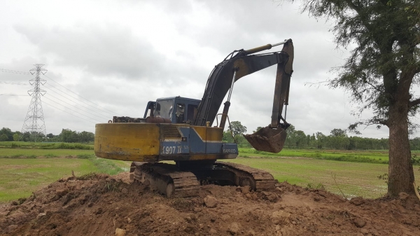 ขายยกคู่ แบคโฮ KOBELCO SK200 907 II เอกสารใบอินวอยซ์ ขายพร้อมเทนเลอร์ท้ายลาด 10 NISSAN เพลาเดียว เครื่อง PD6 230 แรงม้า มีทะเบียน