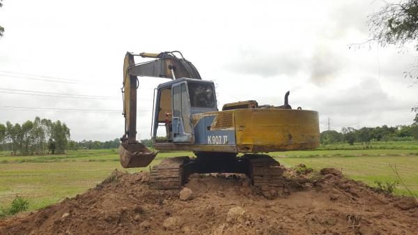 ขายยกคู่ แบคโฮ KOBELCO SK200 907 II เอกสารใบอินวอยซ์ ขายพร้อมเทนเลอร์ท้ายลาด 10 NISSAN เพลาเดียว เครื่อง PD6 230 แรงม้า มีทะเบียน