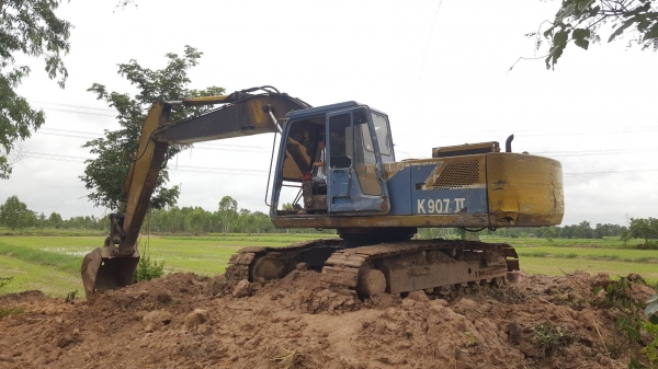 ขายยกคู่ แบคโฮ KOBELCO SK200 907 II เอกสารใบอินวอยซ์ ขายพร้อมเทนเลอร์ท้ายลาด 10 NISSAN เพลาเดียว เครื่อง PD6 230 แรงม้า มีทะเบียน