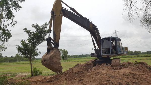 ขายยกคู่ แบคโฮ KOBELCO SK200 907 II เอกสารใบอินวอยซ์ ขายพร้อมเทนเลอร์ท้ายลาด 10 NISSAN เพลาเดียว เครื่อง PD6 230 แรงม้า มีทะเบียน