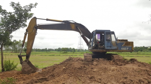 ขายยกคู่ แบคโฮ KOBELCO SK200 907 II เอกสารใบอินวอยซ์ ขายพร้อมเทนเลอร์ท้ายลาด 10 NISSAN เพลาเดียว เครื่อง PD6 230 แรงม้า มีทะเบียน