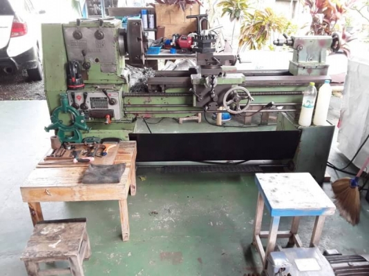 ขาย 97,000 เครื่องกลึงไต้หวัน 6 ฟุต CY500x1000 เกียร์บล๊อค 3 เพลา มีเบรค หัวสี่จับ ใช้ไฟ 380V.รูเพลาผ่าน 2 นิ้ว คอลึก วงสวิงกลึงโตสุด 700 mm.กลึงได้ยาว 1 เมตร กลึงเกลียวนิ้วไม่ต้องเปลี่ยนเฟือง กลึงเกลียวขนาดใหญ่ก็ได้นะครับ เครื่องจักรพร้อมใช้งาน ยังใช้กลึ